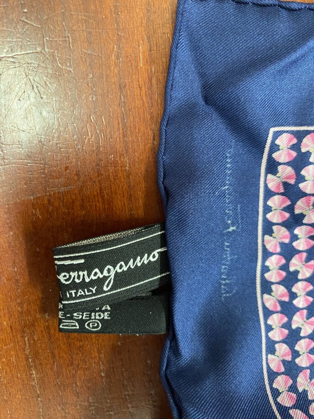 Salvatore Ferragamo 100% Silk - Pocket Square – – 16” x 16” - Picture 5 of 6
